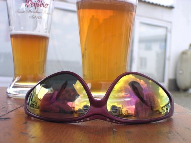 Biergarten Spiegelung Brille